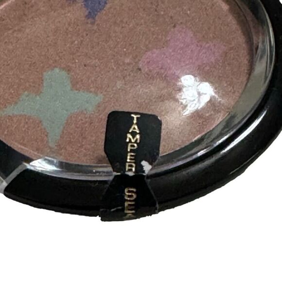 Signature Club A Pressed Flower Eyeshadow- Compact NEW .1 oz - Picture 3 of 5